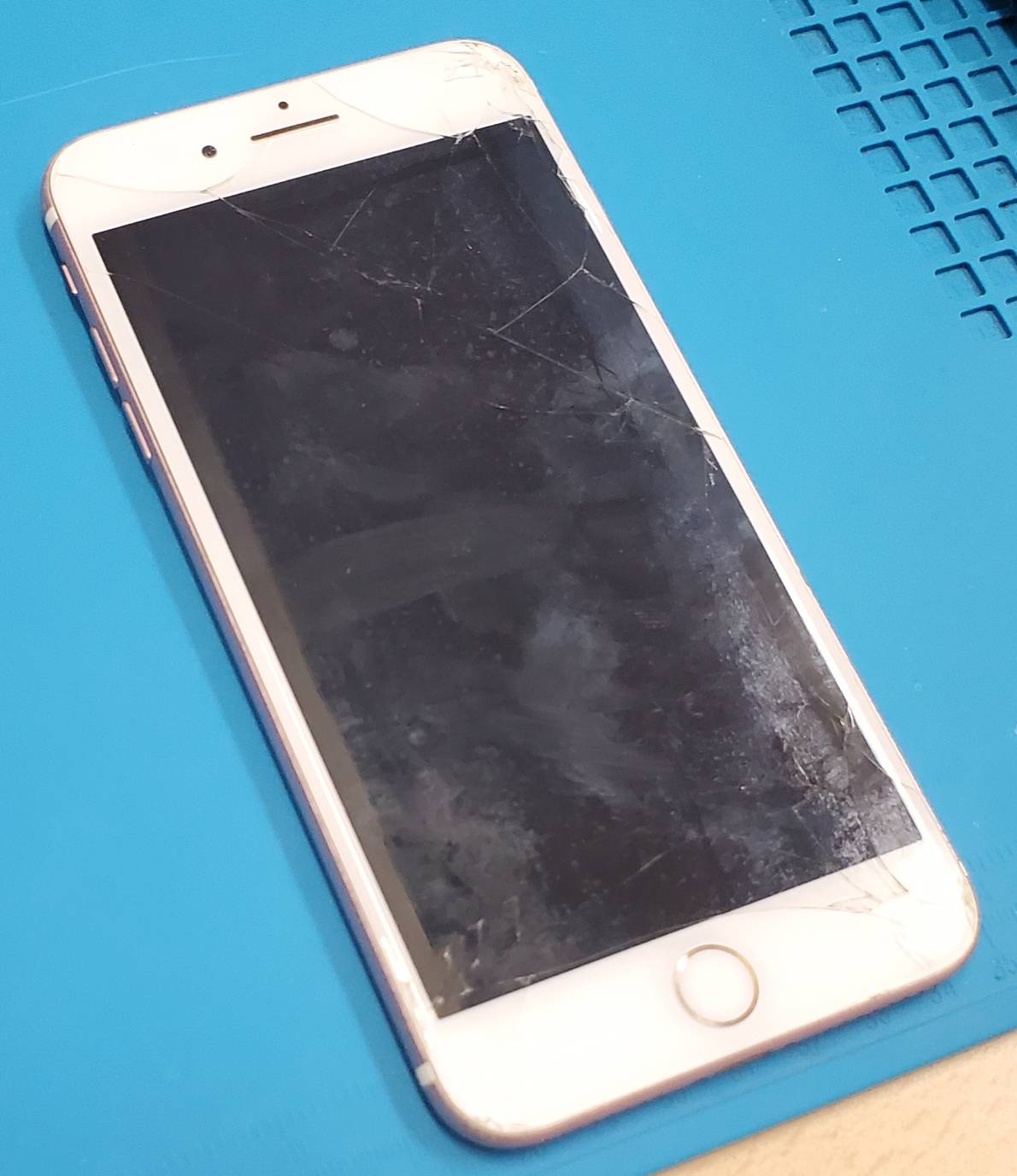 画面バキバキの iPhone 7 Plus を買取しました！ - 秋葉原、町田で